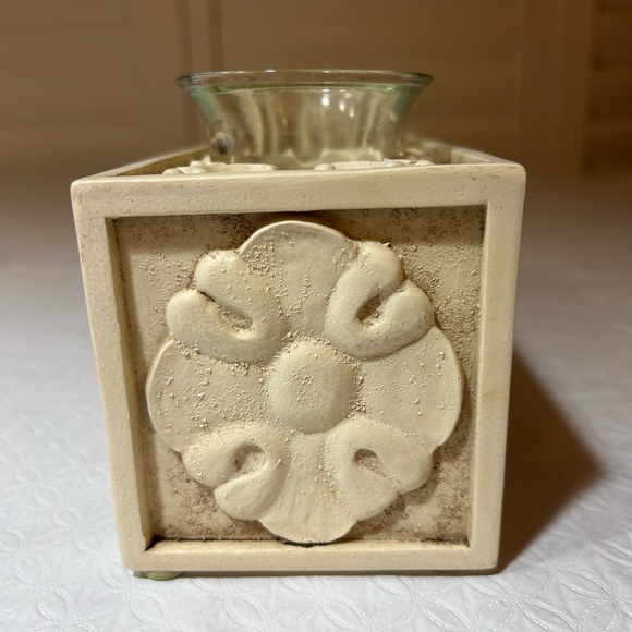 Polyresin votive/tealight holder. - Picture 3 of 4